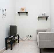 Lobi 5 Homey 1BR Puri Orchard Apartment By Travelio