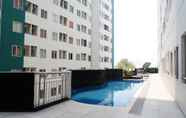 Swimming Pool 2 Studio Strategic Apartment at Pavilion Permata By Travelio