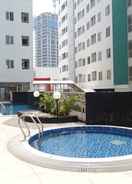 SWIMMING_POOL Studio Strategic Apartment at Pavilion Permata By Travelio