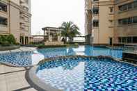 Kolam Renang Sweet 2BR Mediterania Marina Residences By Travelio