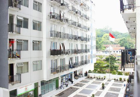 Lobby 1BR Strategic with Sofa Bed at Apartment The Jarrdin Cihampelas By Travelio