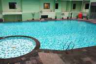 Kolam Renang 1BR Homey at Menteng Square Apartment By Travelio