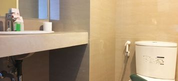 Bilik Mandi dalam Bilik 3 Studio Strategic Galeri Ciumbuleuit 3 Apartment near Dago By Travelio