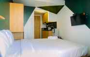 Kamar Tidur 5 Studio Compact and Artsy at Cinere Bellevue Apartment By Travelio