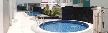 Kolam Renang 2 Studio Trendy Apartment at Pavilion Permata By Travelio