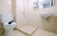 Toilet Kamar 4 Cozy Studio Apartment at Springlake Summarecon Bekasi By Travelio