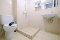 Toilet Kamar Cozy Studio Apartment at Springlake Summarecon Bekasi By Travelio