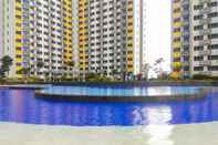 Swimming Pool Cozy Studio Apartment at Springlake Summarecon Bekasi By Travelio