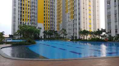 Kolam Renang 2BR Enjoy Springlake Apartment By Travelio