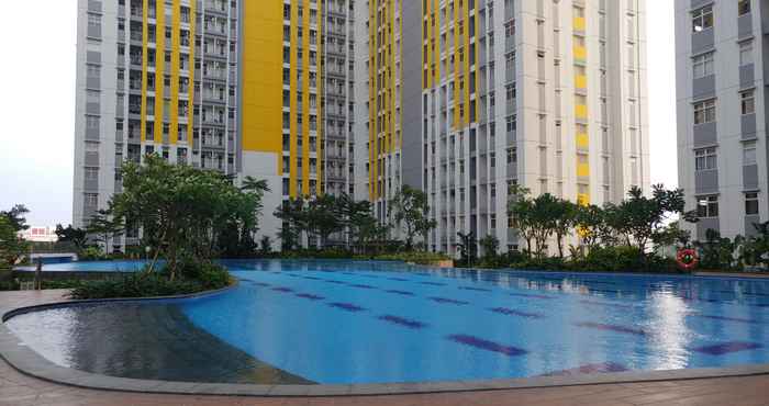 Kolam Renang 2BR Enjoy Springlake Apartment By Travelio