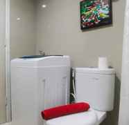 In-room Bathroom 5 Studio Azalea Suites Cikarang Apartment with Bathtub By Travelio