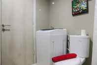 ห้องน้ำภายในห้อง Studio Azalea Suites Cikarang Apartment with Bathtub By Travelio