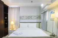 Bedroom Studio Azalea Suites Cikarang Apartment with Bathtub By Travelio