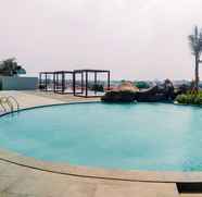 Kolam Renang 2 Studio Cozy Grand Kamala Lagoon Apartment By Travelio