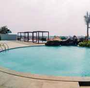Kolam Renang 2 Studio Comfy Grand Kamala Lagoon Apartment By Travelio