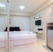 Kamar Tidur 4 Studio Nice at Green Pramuka Apartment By Travelio