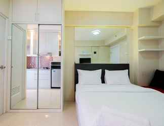 Kamar Tidur 2 Studio Nice at Green Pramuka Apartment By Travelio