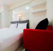 Bilik Tidur 5 Studio Nice at Green Pramuka Apartment By Travelio