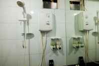 Toilet Kamar Studio Nice at Green Pramuka Apartment By Travelio