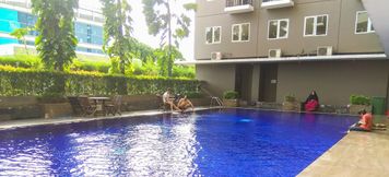 Swimming Pool 2 Studio Room Comfy at Sunter Park View Apartment By Travelio