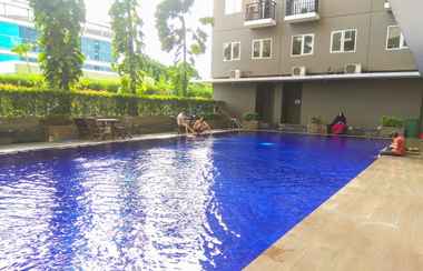 Swimming Pool 2 Studio Room Comfy at Sunter Park View Apartment By Travelio