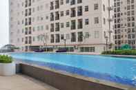 Kolam Renang Luxurious 2BR Ayodhya Apartment By Travelio