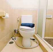 Toilet Kamar 5 Wonderful 1BR at Hampton's Park By Travelio