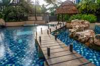 Kolam Renang Wonderful 1BR at Hampton's Park By Travelio