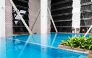 Kolam Renang 6 2BR Homey Paddington Heights Apartment By Travelio