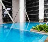 Swimming Pool 6 2BR Homey Paddington Heights Apartment By Travelio