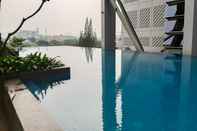 Kolam Renang 2BR Homey Paddington Heights Apartment By Travelio