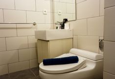 In-room Bathroom 4 Studio Luxurious Lexington Apartment By Travelio
