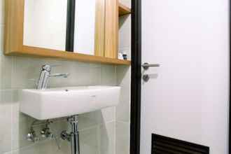 Toilet Kamar 4 2BR Modern Apartment at Galeri Ciumbuleuit 2 near UNPAR By Travelio