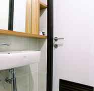 In-room Bathroom 3 2BR Modern Apartment at Galeri Ciumbuleuit 2 near UNPAR By Travelio