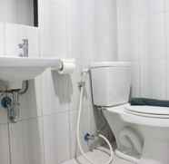 Toilet Kamar 4 2BR Modern Apartment at Galeri Ciumbuleuit 2 near UNPAR By Travelio