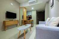 Ruang Umum Minimalist 1BR Mustika Golf Apartment By Travelio