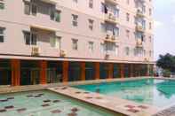 Kolam Renang Cozy 2BR East Park Apartment By Travelio