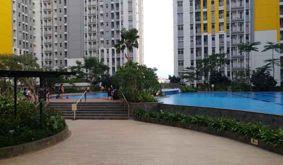 Swimming Pool 2 Comfy Studio The Springlake Summarecon Bekasi Apartment By Travelio