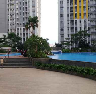 Swimming Pool 2 Comfy Studio The Springlake Summarecon Bekasi Apartment By Travelio