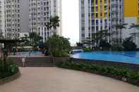 Swimming Pool Comfy Studio The Springlake Summarecon Bekasi Apartment By Travelio