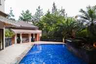 Swimming Pool 2BR Cozy Apartment At Majesty Near Maranatha University By Travelio