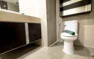 Toilet Kamar 5 Minimalist Studio at H Residence By Travelio