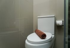 In-room Bathroom 6 Fabulous 2BR Tower Lucky Apartment By Travelio