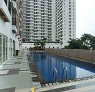Swimming Pool 2 Studio Elegant Design Apartment at Margonda Residence 4 By Travelio