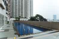 Swimming Pool Studio Elegant Design Apartment at Margonda Residence 4 By Travelio
