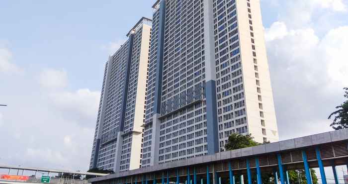 Bangunan Homey and Comfy Studio Apartment at Tifolia By Travelio