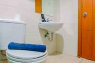 Toilet Kamar City View 2BR @ Woodland Park Residence Apartment By Travelio