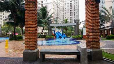 Kolam Renang 4 2BR Contemporary at Green Palace Kalibata Apartment By Travelio