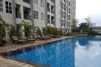 Kolam Renang 1BR Cozy Unit Saveria Apartment By Travelio