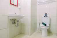 Toilet Kamar 2BR Comfy and Spacious Callia Apartment By Travelio